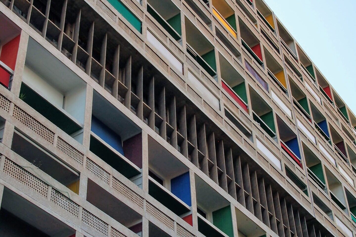 Immeuble en béton coloré typique de l’architecture moderne des années 60