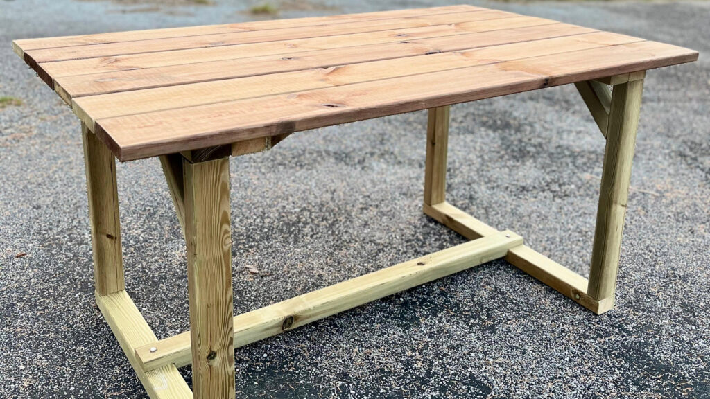 Table extérieure bois : le guide pour bien la construire